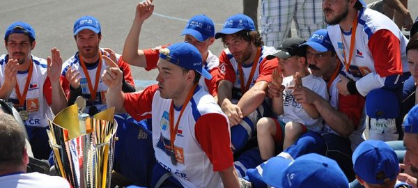 hokejbal-titul-vlasim-www-jiskra-benesov-cz.jpg