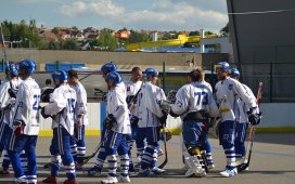hokejbal-vlasim-trinec-www-jiskra-benesov-cz.jpg