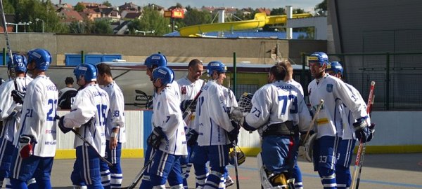 hokejbal-vlasim-trinec-www-jiskra-benesov-cz.jpg