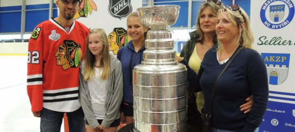 michal-rozsival-s-fanynkami-u-stanley-cupu.jpg