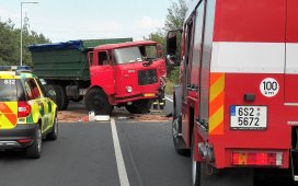 nehoda-nakladak-www-jiskra-benesov-cz.jpg